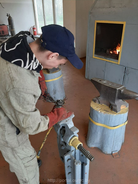 Кузнец ручной ковки